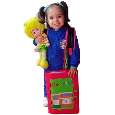Niña con su maleta del Taller de Gepetto: matrículas 2026