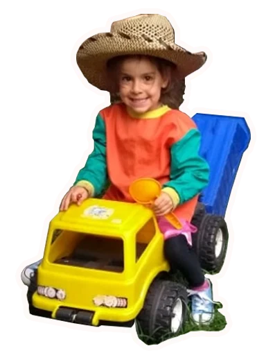 Niña con sombrero sobre un camión de juguete amarillo